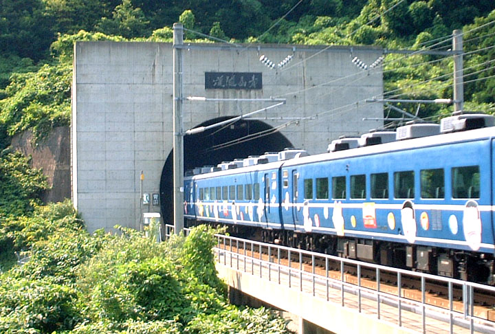 O Seikan é um longo túnel ferroviário sob o estreito de Tsugaru, no Japão e, atualmente, o segundo mais longo do mundo, com 65,23 quilômetros. Em 15 de outubro de 2010, o Túnel de base de São Gotardo chegou à marca de 57 km.