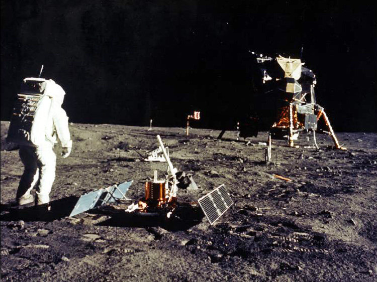 Em 8º lugar, está o pouso da nave espacial Apollo 11 na Lua, em 1969, visto por 652 milhões de pessoas. Levando em conta que poucas pessoas tinham TV na época, esse é um número espantoso!
