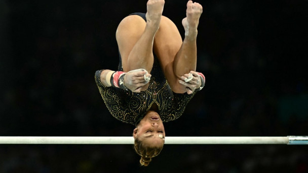 Flávia Saraiva, ginasta brasileira, na competição das barras assimétricas da final por equipes de ginástica artística