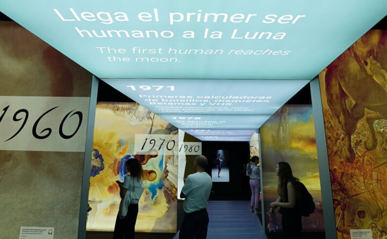 A exposição tem mais de 100 itens trazidos da Espanha, sob supervisão da Fundação Gala-Salvador Dalí. Eles estão distribuídos em seis áreas. Os visitantes percorrem décadas do trabalho do Mestre do Surrealismo, conhecendo detalhes de sua obra. 
