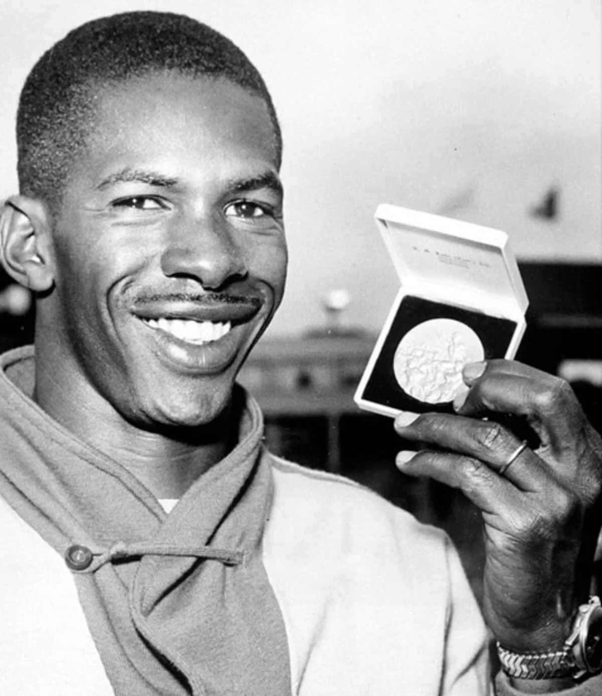 Adhemar Ferreira da Silva - Uma lenda do atletismo brasileiro, foi o primeiro competidor do país a ser bicampeão olímpico. Ele levou o ouro no salto triplo em Helsinque-1952 e Melbourne-1956.