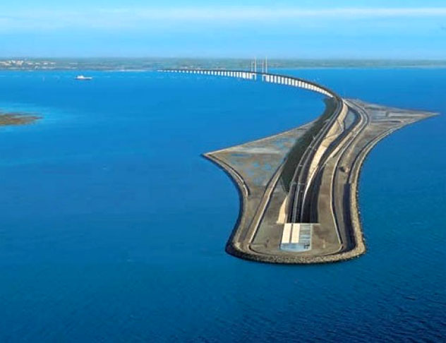 Com 51 km de comprimento — sendo submerso em 37,9km, a uma profundidade que chega a 60 m —, o Eurotúnel é considerado um dos maiores feitos de engenharia do século 20. Ele liga Kent (Inglaterra) à Pas-de-Calais (França). 