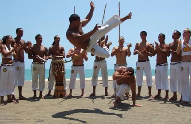 Além de dança, a capoeira é defesa. O objetivo é demonstrar força, habilidade e autoconfiança, com perfeição no gingado (movimento ritmado do corpo, com equilíbrio e atenção nos movimentos de esquiva, ataque e contra-ataque do parceiro). 