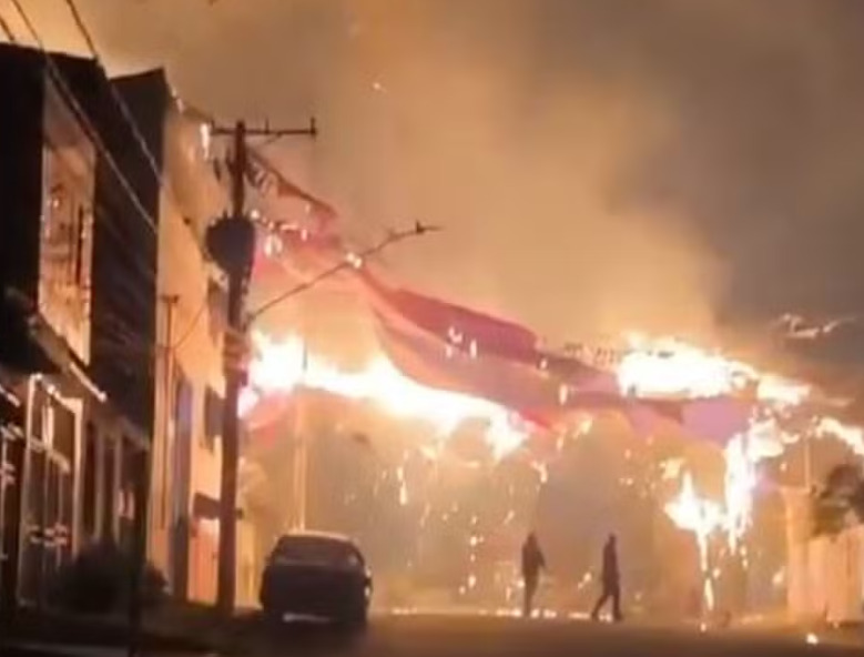 Não houve feridos, mas o balão, ao pegar fogo, espalhou as chamas pelo parquinho de uma creche. Além disso, a rede elétrica foi atingida e houve uma explosão no quintal de uma casa. Centenas de imóveis ficaram sem luz durante horas. 