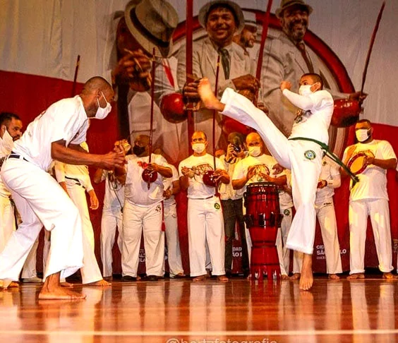 A Capoeira Contemporânea, por sua vez, mistura características tanto da Capoeira Regional quanto da Angola. 