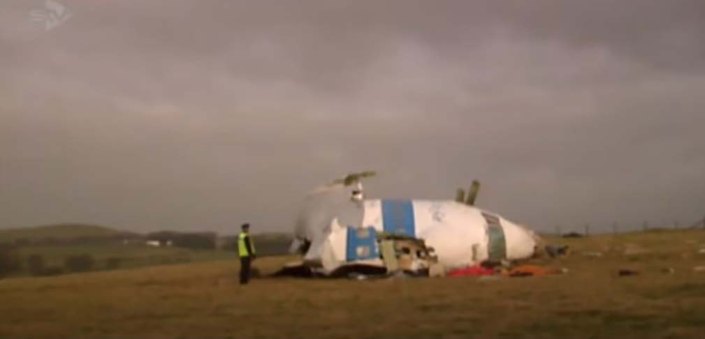 Em 21/12/1988, um avião da Pan Am, que fazia o voo 103 entre Londres e Nova York, explodiu no ar quando sobrevoava a cidade de Lockerbie, na Escócia.  270 pessoas morreram (259 no avião e 11 em terra).