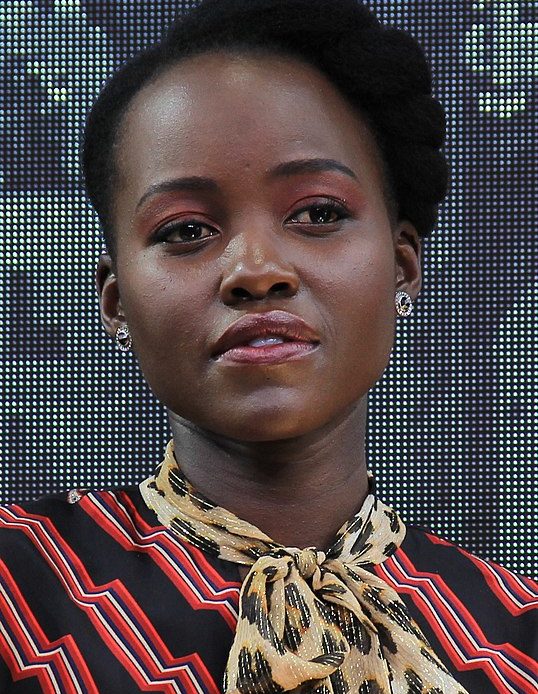 Lupita Nyong'o - Nascida na Cidade do México, em 1º de março de 1983, é uma atriz e autora queniano-mexicana, conhecida por suas performances poderosas e aclamadas pela crítica.