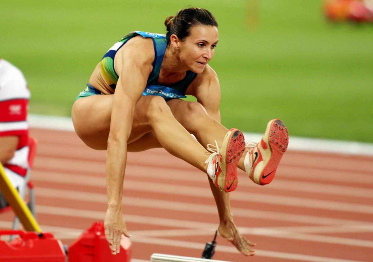 Maurren Maggi - Primeira campeã olímpica brasileira em modalidade individual, levou o ouro no salto em distância nos Jogos de Pequim-2008.