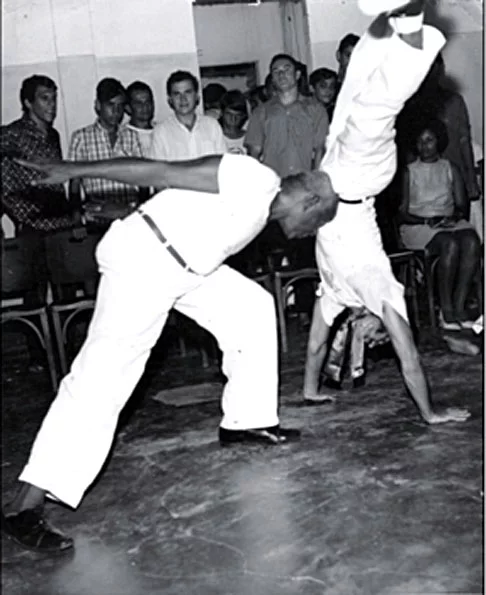 Nos anos 1930, Mestre Bimba notou que a capoeira, como luta, estava perdendo adeptos. Muitos a consideravam violenta. Então, ele misturou elementos da Capoeira Tradicional com o batuque, criando um novo estilo com movimentos mais rápidos, num ritmo musical contagiante. 