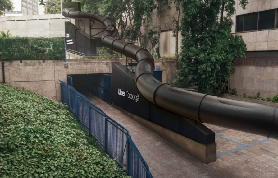 Além disso, a Uber também oferece um tobogã nas duas cidades que foram as primeiras a ter o serviço no Brasil: São Paulo e Rio de Janeiro. Para escorregar é preciso ter mais de 5 anos. Em SP, fica na estação de metrô São Bento. No Rio, na estação Carioca, no Centro.