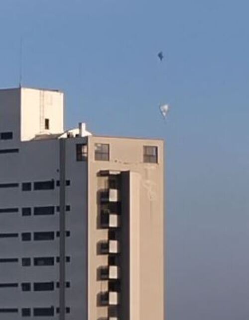 E um outro passou sobre o Tatuapé, na zona leste. Ou seja,  balões estão por todas as regiões, preocupando moradores e comerciantes. E não apenas em São Paulo. Trata-se de um problema que existe em todo o Brasil, principalmente durante essa época de festas juninas, que atualmente não se limitam a junho, mas se estendem de maio a agosto. 