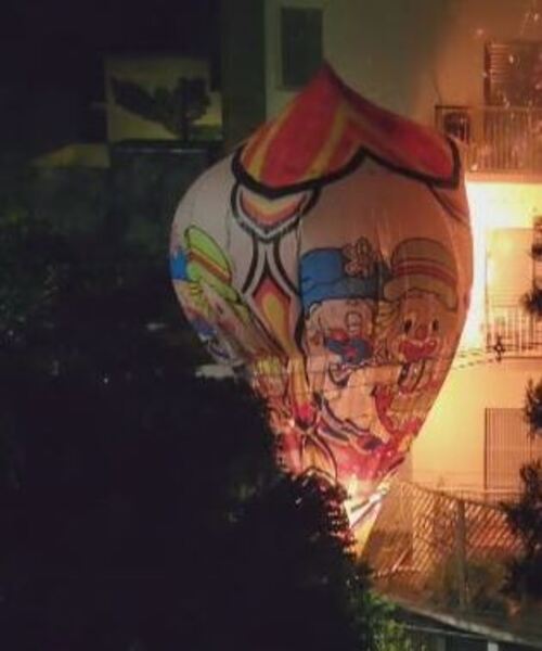 A 700 metros de distância, um outro balão quase atingiu um prédio de moradias. Ele caiu sobre a fiação, pegou fogo e derreteu parte da rede elétrica.  