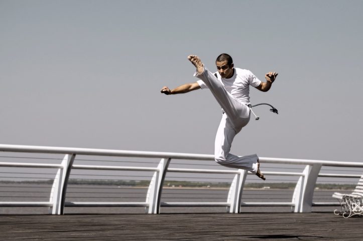 A prática da capoeira exige muito vigor físico. O jogo provoca o aumento da frequência cardíaca, o desenvolvimento da força muscular e a queima de gordura. Proporciona maior flexibilidade e resistência física. 