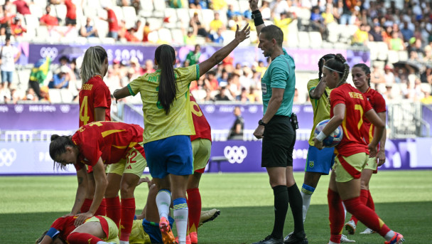 Marta foi expulso no primeiro tempo entre Brasil e Espanha na Olimpíada de Paris