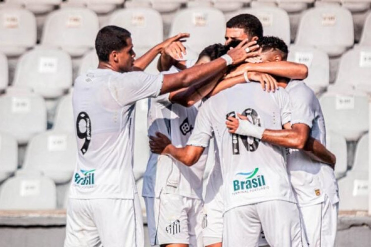 Duelo começou bastante disputado e foi para o intervalo empatado em 2 a 2. Santos disparou no segundo tempo e venceu com folga