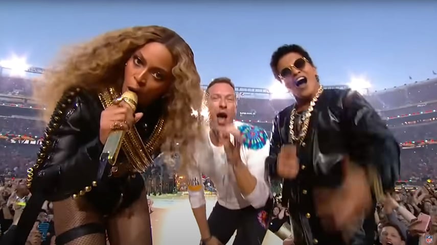 O Super Bowl 50, em 2016, levou ao palco três grandes nomes da música. A banda Coldplay abriu o show com Viva la Vida. Depois Beyoncé e Bruno Mars fizeram sucesso com “Formation” e “Crazy in Love”/“Uptown Funk”, respectivamente.