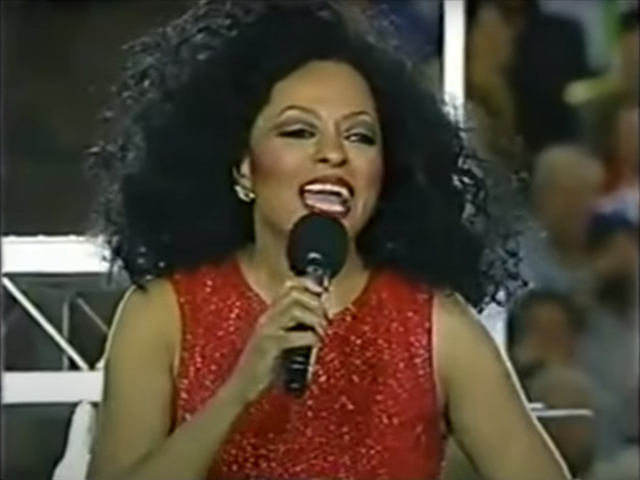 Em 1996, Diana Ross se apresentou no auge da carreira. O espetáculo  chamou a atenção também por uma curiosidade: a cantora deixava o palco a bordo de um helicóptero!