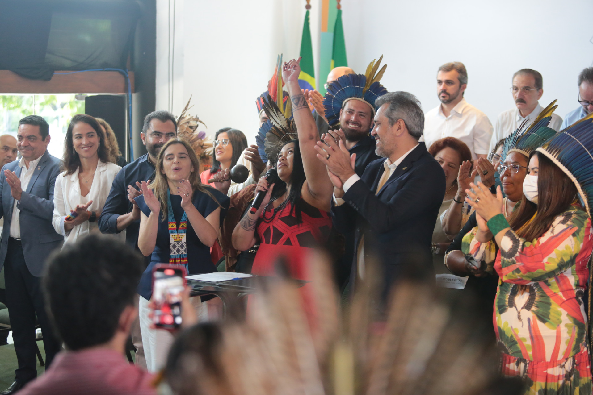 FORTALEZA-CE, BRASIL, 31-07-2024: Elmano de Freitas, governador, assina a Posse de 146 professores de escolas indígenas do Ceará. Palácio da Abolição.
(foto: Fabio Lima/ OPOVO)