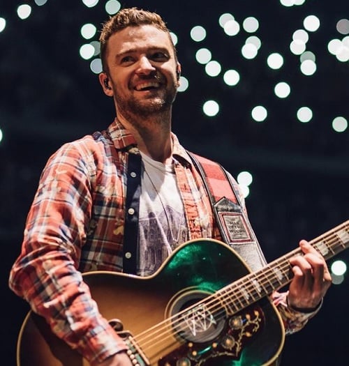 Em 2004, no Super Bowl 38, o cantor Justin Timberlake expôs o seio direito da cantora Janet Jackson. Ao que tudo indica, foi algo combinado para chamar a atenção. Fato é que, após isto, os shows de pop foram banidos do Super Bowl de 2005 a 2011, só voltando em 2012. 