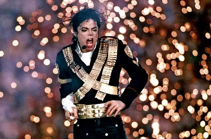 O Super Bowl existe desde 1967, sempre com atrações musicais no intervalo da partida. Assim, os shows duram cerca de 15 minutos. Inicialmente, eram com bandas bem desconhecidas e/ou universitárias. Em 1993, tudo começou a mudar com uma apresentação de Michael Jackson, o Rei do Pop.