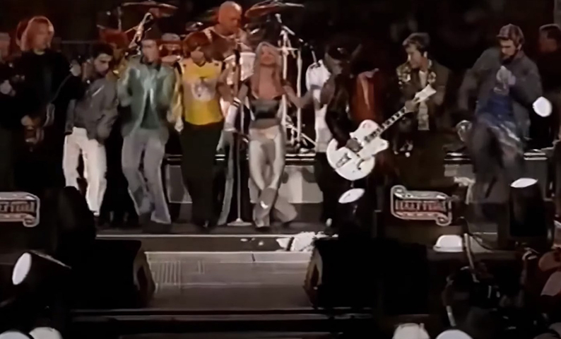 Em 2001, Britney Spears, Aerosmith e N’SYNC fizeram um grande show misto. Não foi o primeiro show com múltiplas atrações, mas foi o primeiro a fazer sucesso estrondoso. Entrou para a história.  