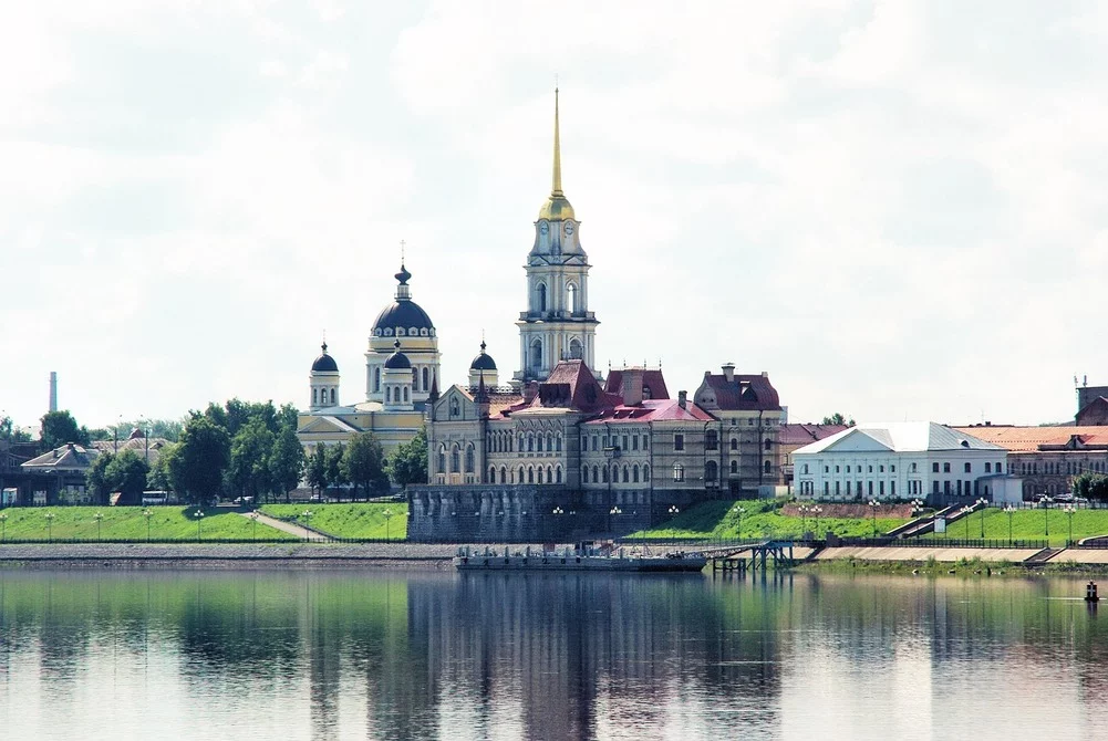 O Reno serve como principal caminho para importação e exportação de produtos para os países que o cercam. Um terço de toda a produção química do planeta é fabricado nas proximidades dele. Carregamentos de carvão, ferro, aço, madeira, petróleo e outras matérias-primas passam diariamente pelo rio.