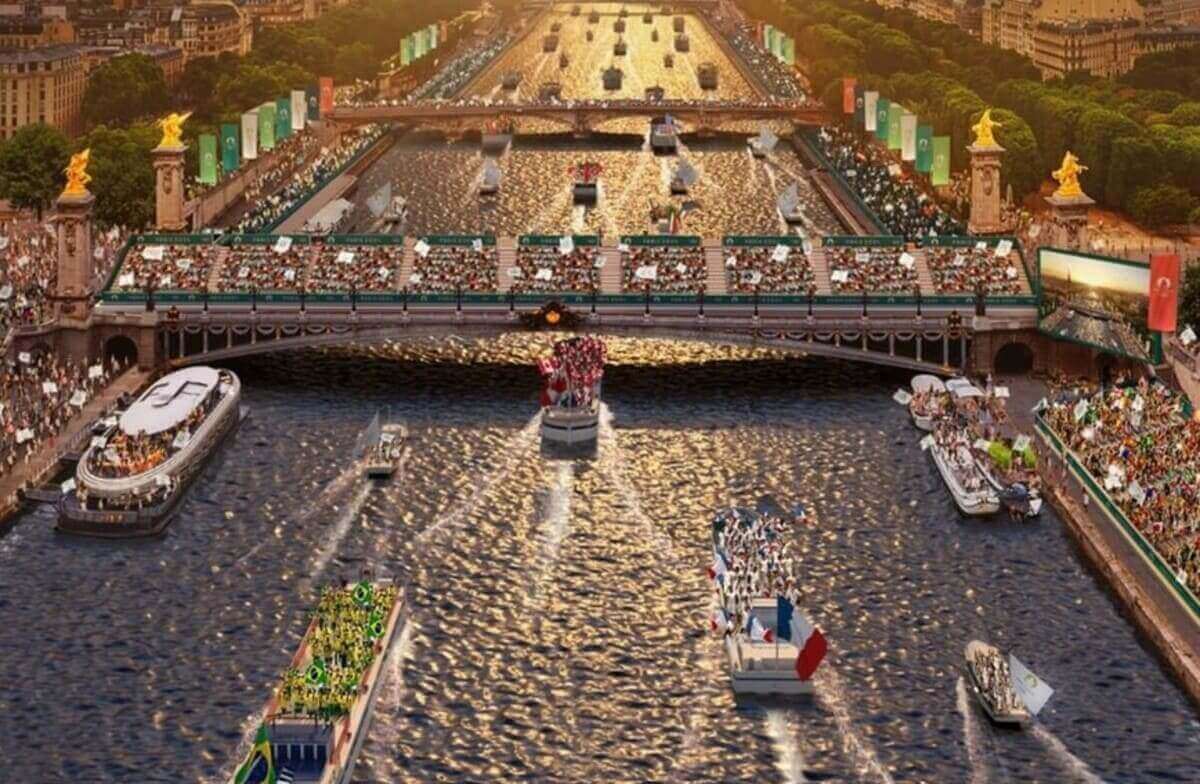 O Rio Sena é um dos maiores pontos turísticos de Paris. Ele divide a cidade em dois lados: a rive gauche e a rive droite. Tem 776 km desde  Meseta de Langres, em Côte d'Or até o Canal da Mancha. Sobre ele existem 37 pontes muito apreciadas por moradores e visitantes.