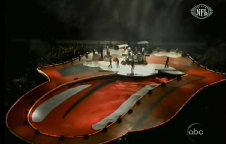 Em 2006, foi a vez dos Rolling Stones, no Super Bowl 40. Como de costume, foi um grande show, mesmo com censura da NFL, que cortou algumas partes. O palco tinha o formato da logo da banda, uma língua para fora.