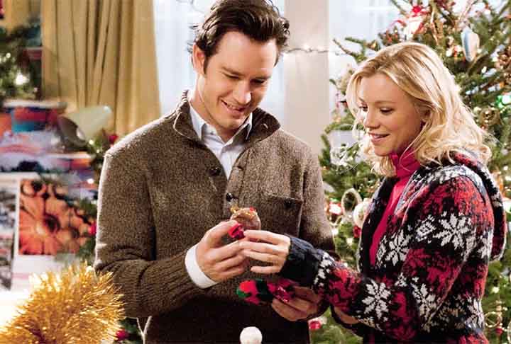 O detalhe é que no mesmo dia ela também estava tentando reatar o namoro com um ex-namorado, o que provoca uma série de situações divertidas.