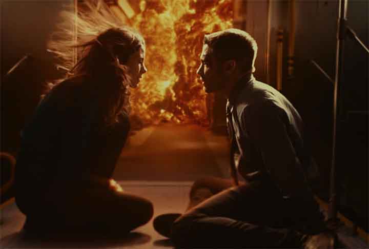 Acontece que o soldado foi enviado para os últimos oito minutos de vida de um homem que morreu em um atentado à bomba e agora precisa descobrir uma maneira de salvá-lo.