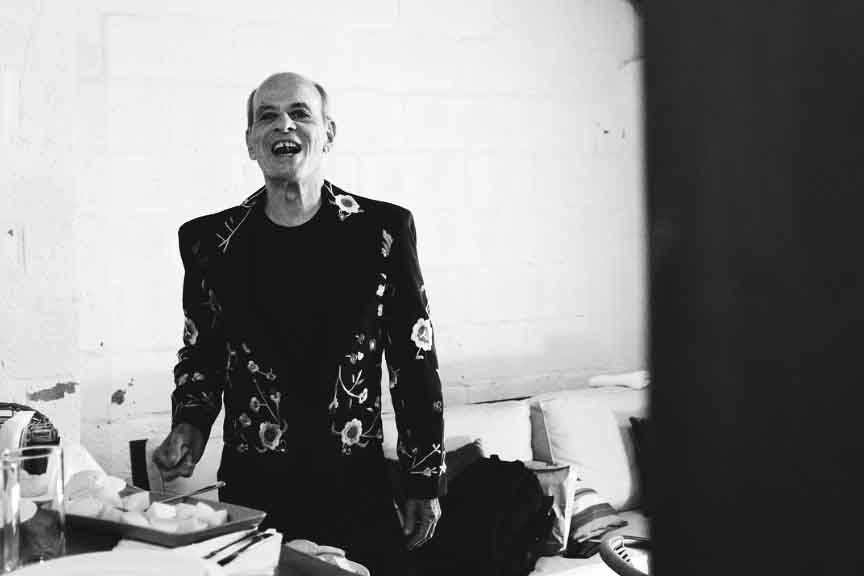 Após servir por dois anos como militar na aeronáutica, um meio de sobreviver, entre Rio de Janeiro e Brasília, Ney Matogrosso chegou a se apresentar como cantor amador e trabalhar com artesanato antes de conquistar notoriedade artística como um dos grandes nomes da música brasileira.
