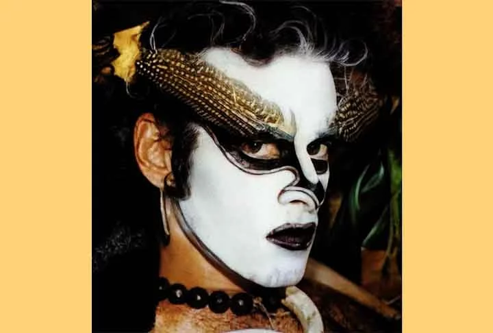 O cantor de voz aguda e com o corpo e rosto pintados, além de adereços e acessórios ousados para a época, ou muitas vezes seminu, construiu uma persona artística que o acompanharia nas décadas seguintes. 
