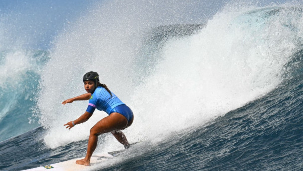 A brasileira Taina Hinckel cai na onda na terceira rodada do surf feminino, durante os Jogos Olímpicos de Paris 2024, em Teahupo'o, na ilha do Taiti, na Polinésia Francesa, no dia 1º de agosto de 2024