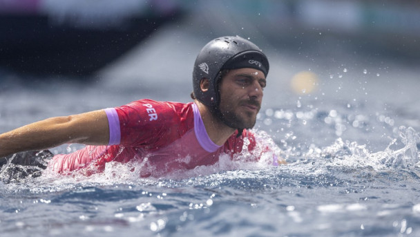 Alonso Correa, da equipe Peru, entra na água antes do início das quartas de final do surf no sexto dia dos Jogos Olímpicos de Paris 2024, em 1º de agosto de 2024, em Teahupo'o, Polinésia Francesa