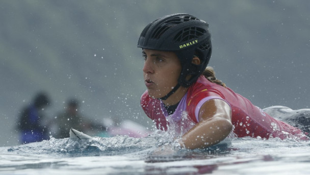A espanhola Nadia Erostarbe rema de volta à escalação na terceira rodada do surf feminino, durante os Jogos Olímpicos de Paris 2024, em Teahupo'o, na ilha do Taiti, na Polinésia Francesa, em 1º de agosto de 2024