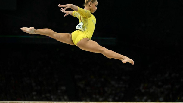 A brasileira Flávia Saraiva compete na trave da final geral feminina da ginástica artística durante os Jogos Olímpicos de Paris 2024, na Arena Bercy, em Paris, no dia 1º de agosto de 2024.