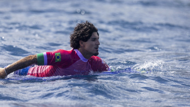Gabriel Medina, do Time Brasil, rema durante as quartas de final do surf no sexto dia dos Jogos Olímpicos de Paris 2024, em 1º de agosto de 2024, em Teahupo'o, na Polinésia Francesa