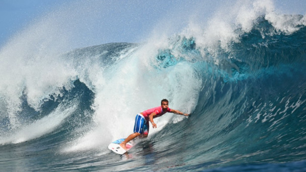 O francês Kauli Vaast cai na onda nas eliminatórias das quartas de final do surf masculino, durante os Jogos Olímpicos de Paris 2024, em Teahupo'o, na ilha polinésia francesa do Taiti, em 1º de agosto de 2024