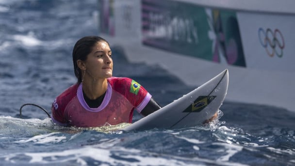 Luana Silva, da Seleção Brasil, entra na água antes de sua bateria durante a terceira rodada do surf feminino no sexto dia dos Jogos Olímpicos de Paris 2024, em 1º de agosto de 2024, em Teahupo'o, Polinésia Francesa