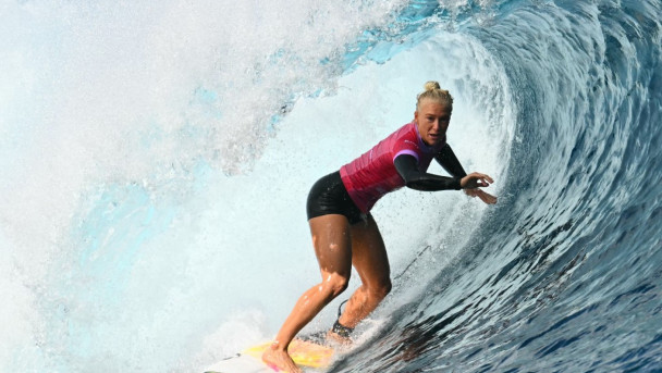 A brasileira Tatiana Weston-Webb acerta o barril na 5ª bateria da 2ª rodada do surf feminino, durante os Jogos Olímpicos de Paris 2024, em Teahupo'o, na ilha polinésia francesa do Taiti, no dia 28 de julho de 2024
