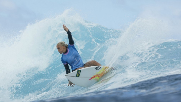 A brasileira Tatiana Weston-Webb corta onda na terceira rodada do surfe feminino, durante os Jogos Olímpicos de Paris 2024, em Teahupo'o, na ilha do Taiti, na Polinésia Francesa, no dia 1º de agosto de 2024