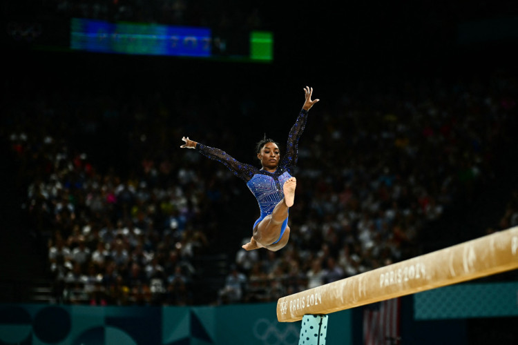 A ginasta estadunidense Simone Biles compete na final do individual geral da ginástica artística nas Olimpíadas 2024, em Paris 