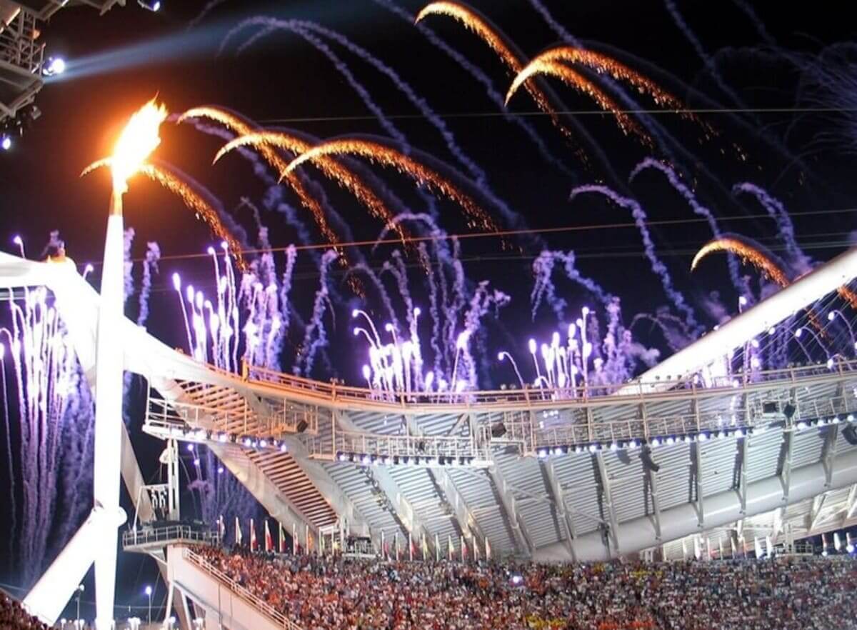 A Grécia, berço dos Jogos da Antiguidade, foi palco olímpico duas vezes: em 1896, a primeira edição da era moderna, e em 2004. Nas duas ocasiões, a capital Atenas organizou o evento. 