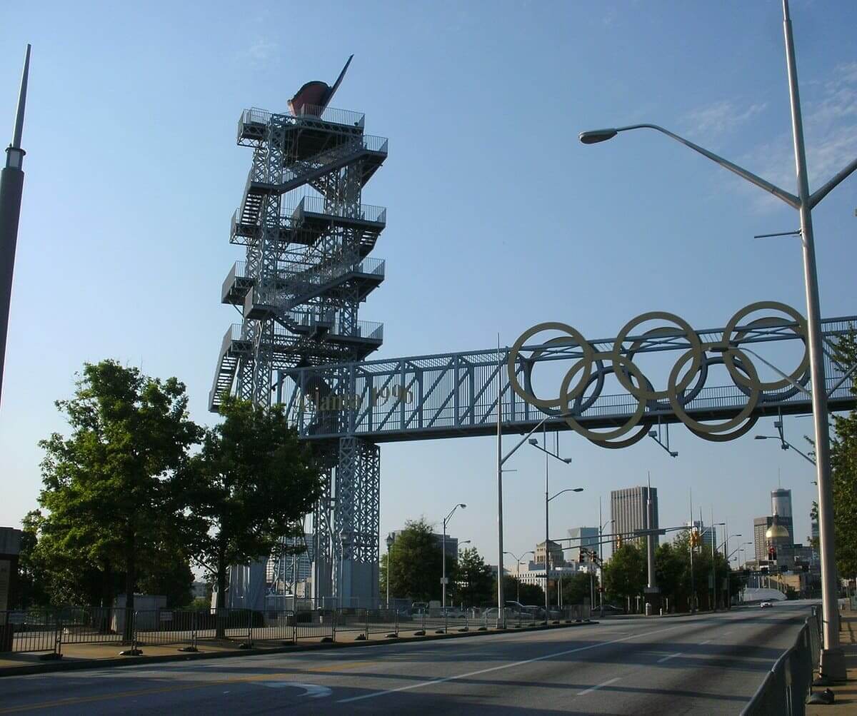 Com quatro edições, os Estados Unidos são o país que mais vezes recebeu os Jogos Olímpicos: Saint-Louis-1904, Los Angeles-1932, Los Angeles-1984 e Atlanta-1996. 