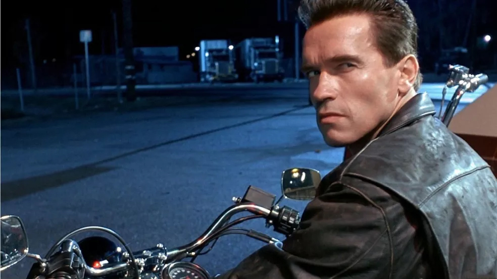 Outra frase icônica foi Hasta la vista, baby , dita por Schwarzenegger em Exterminador Implacável 2 (1991). Neste julho/2022, o primeiro-ministro do Reino Unido, Boris Johnson, a pronunciou ao despedir-se do Parlamento. 