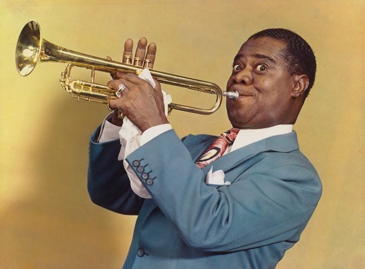 No dia 4 de agosto de 1901, nascia o cantor e músico norte-americano Louis Armstrong, um das grandes nomes da história do jazz.