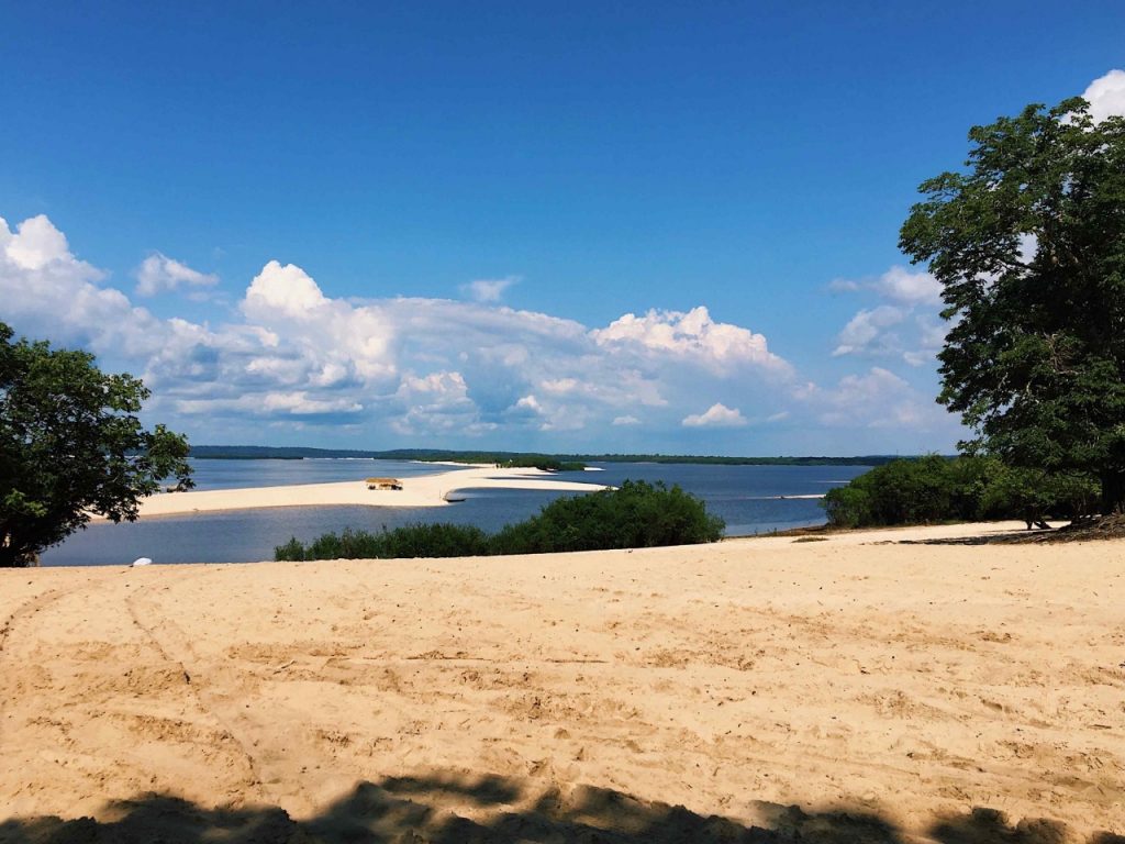 A Praia do Içatuba fica em Iranduba, a 27 km de Manaus, e é considerada uma das mais belas da região. Durante o período de seca, forma-se uma extensa faixa de areia branca e as escuras águas do rio Negro ganham um tom azulado .