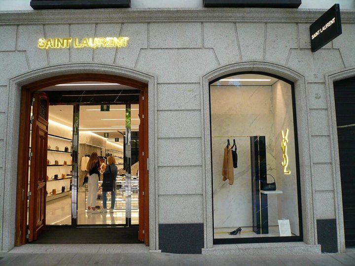 Saint Laurent começou sua carreira na moda trabalhando para Christian Dior. Em 1961, ele fundou sua própria marca, Yves Saint Laurent (YSL), junto com seu parceiro Pierre Bergé.