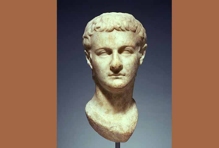 Inebriado pelo poder, Calígula teria se autodeclarado um Deus vivo e até surgido em público vestido como figuras do Olimpo mítico da Grécia, como Apolo e Mercúrio.
