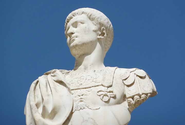 Calígula foi um dos mais famosos imperadores da Roma Antiga. Filho de uma importante liderança da época, o general Germanicus, ele assumiu o poder com apenas 24 anos, após a morte do imperador Tibério. 
